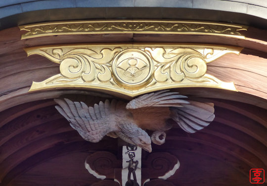 拝殿破風の彫刻