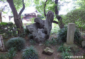 喜多見氷川神社龍石