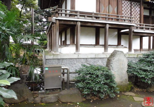 本殿周囲の水路