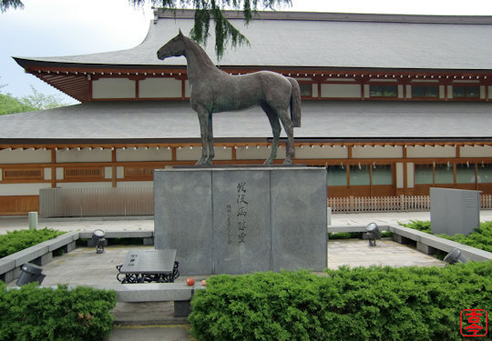 戦歿馬慰霊像