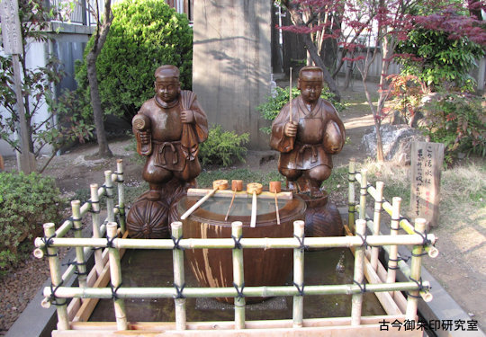 亀戸香取神社大国神・恵比寿神の水掛け像