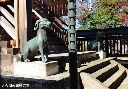 武蔵御嶽神社本殿前の狛犬