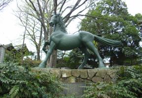 池月の像